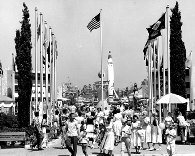 Disneyland-1955-(2).gif