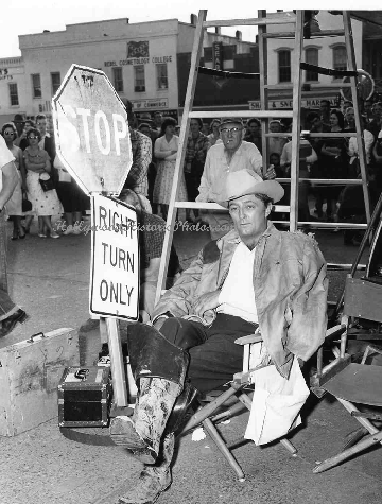 Robert-Mitchum---Home-from-.gif